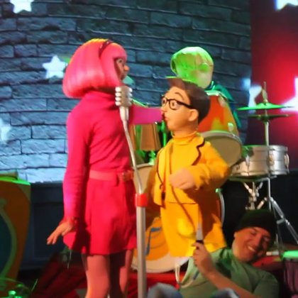 исполнение песни шалалала - автор снимка Хлоя Ленг