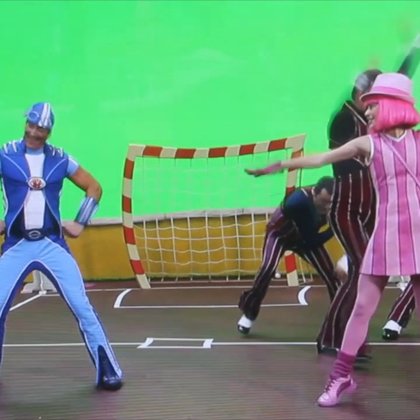 за кадром танцуют бинг бенг в серий команда мечты робби - автор снимка Хлоя Ленг